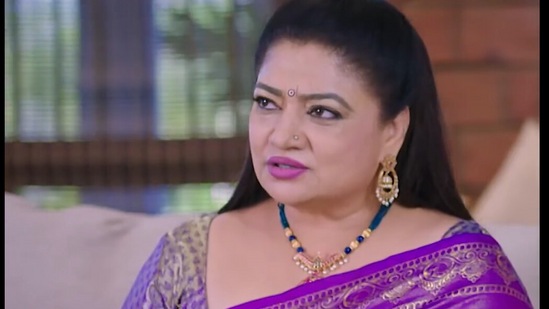 "ನನ್ನ ತಂದೆಗೆ ಈ ಗುರುಗಳೆಂದರೆ ತುಂಬಾ ನಂಬಿಕೆ" ಎಂದು ಭೂಮಿಕಾ ಹೇಳಿದಾಗ ಶಕುಂತಲಾದೇವಿಗೆ ಆಶ್ಚರ್ಯವಾಗುತ್ತದೆ. "ಹಾ, ಇದು ನಮ್ಮ ಗುರುಗಳು ಕಲಿಸಿದವರಲ್ವ? ಈಕೆಯ ತಂದೆ ಕಳುಹಿಸಿದ ಶಾಸ್ತ್ರಿಗಳ?" ಎಂದು ಅಚ್ಚರಿ ಪಡುತ್ತಾಳೆ.&nbsp;