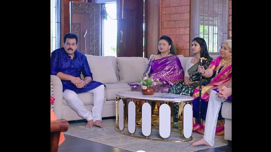 "ಗೌತಮ್‌ ಅವರೇ ನಿಮಗೆ ಏನಾದರೂ ಕೇಳಬೇಕೆಂದಾರೆ ಇವರಲ್ಲಿ ಕೇಳಿ, ಇವರಲ್ಲಿ ಎಲ್ಲಾ ಪ್ರಶ್ನೆಗಳಿಗೂ ಉತ್ತರ ಇರುತ್ತದೆ. ಇನ್‌ಫ್ಯಾಕ್ಟ್‌ ನೀವು ಬಾಯಿಬಿಟ್ಟು ಕೇಳಲೇಬೇಕೆಂದಿಲ್ಲ. ಗುರುಗಳು ನಿಮ್ಮ ಮುಖ ನೋಡಿಯೇ ಎಲ್ಲಾ ಹೇಳುತ್ತಾರೆ" ಎಂದು ಭೂಮಿಕಾ ಹೇಳುತ್ತಾಳೆ.&nbsp;