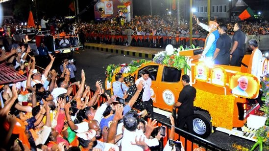 ಪ್ರಧಾನಿ ನರೇಂದ್ರ ಮೋದಿ ಅವರು ಮಂಗಳೂರಿನ ಪಿವಿಎಸ್ ಜಂಕ್ಷನ್ ನಿಂದ ನವಭಾರತ ಸರ್ಕಲ್ ವರೆಗೆ ರೋಡ್ ಶೋ ನಡೆಸಿದರು.