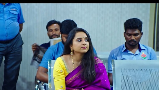 ಹೊರಗೆ ಪತ್ನಿಯನ್ನು ಕುಳ್ಳಿರಿಸಿದ ಜಯಂತ್‌ "ನಾನು ಹೋಗಿ ಮಾತ್ರೆಗಳನ್ನು ತೆಗೆದುಕೊಂಡು ಬರ್ತೇನೆ" ಎಂದು ನೇರವಾಗಿ ಡಾಕ್ಟರ್‌ ರೂಂಗೆ ನುಗ್ಗಿದ್ದಾನೆ.