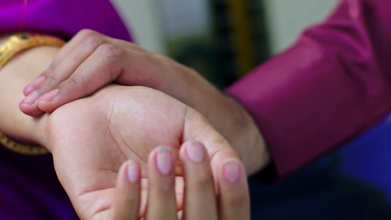 ಇದೇ ಸಮಯದಲ್ಲಿ ನಾಡಿ ಮಿಡಿತ ಟೆಸ್ಟ್‌ ಮಾಡಲು ಡಾಕ್ಟರ್‌ ಜಾಹ್ನವಿ ಕೈ ಹಿಡಿದುಕೊಂಡಾಗ ವಿಪರೀತ ಹಿಂಸೆ ಅನುಭವಿಸಿದ್ದಾನೆ ಜಯಂತ್‌.