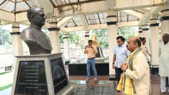 ಹಾವೇರಿ ಗದಗ ಲೋಕಸಭಾ ಕ್ಷೇತ್ರದ ಬಿಜೆಪಿ ಅಭ್ಯರ್ಥಿ, ಮಾಜಿ ಸಿಎಂ ಬಸವರಾಜ ಬೊಮ್ಮಾಯಿ ಅವರು ನಾಮಪತ್ರ ಸಲ್ಲಿಕೆಗೂ ಮುನ್ನ ಹುಬ್ಬಳ್ಳಿ ಸಮೀಪ ಇರುವ ತಮ್ಮ ತಂದೆ ಎಸ್‌.ಆರ್.ಬೊಮ್ಮಾಯಿ ಅವರ ಸ್ಮಾರಕದಲ್ಲಿ ನಮಸ್ಕರಿಸಿದರು,