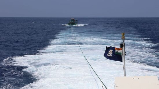 ಕೊನೆಗೆ ಕಾರವಾರದಲ್ಲಿರುವ ಮೀನುಗಾರಿಕೆ ಇಲಾಖೆಯ ಸಹಾಯಕ ನಿರ್ದೇಶಕರ ಗಮನಕ್ಕೂ ಮೀನುಗಾರರು ಸಂಕಷ್ಟಕ್ಕೆ ಸಿಲುಕಿರುವ ವಿಷಯವನ್ನು ತಂದು ಕೋಸ್ಟ್‌ ಗಾರ್ಡ್‌ ವಾಹನವನ್ನು ಬಳಸಿಕೊಂಡು ಮೀನುಗಾರರ ದೋಣಿಯನ್ನು ಕಾರವಾರಕ್ಕೆ ಎಳೆದುಕೊಂಡು ತರಲಾಯಿತು.&nbsp;