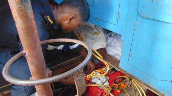 ಕಾರವಾರದಿಂದ ಸುಮಾರು &nbsp;215 &nbsp;ನಾಟಿಕಲ್‌ ಮೈಲ್‌ ದೂರದಲ್ಲಿ ಮೀನುಗಾರಿಕೆ ದೋಣಿ ಸಿಲುಕಿ ಹಾಕಿಕೊಂಡಿತ್ತು. ಕೋಸ್ಟ್‌ ಗಾರ್ಡ್‌ ಸಿಬ್ಬಂದಿ ವಿಶೇಷ ಹಡಗಿನಲ್ಲಿ ಸ್ಥಳಕ್ಕೆ ತೆರಳುವಲ್ಲಿ ಯಶಸ್ವಿಯಾಯಿತು.