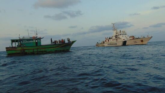 ಮೇಲಾಧಿಕಾರಿಗಳ ಗಮನಕ್ಕೆ ತಂದು ಸಂಕಷ್ಟಕ್ಕೆ ಸಿಲುಕಿದ್ದ ಮೀನುಗಾರರ ದೋಣಿಯನ್ನು ಹಾಗೂ ಅದರೊಳಗೆ ಇದ್ದ ಮೀನುಗಾರರ ರಕ್ಷಣೆಗೆ ಕೋಸ್ಟ್‌ ಗಾರ್ಡ್‌ ಸಿಬ್ಬಂದಿ ಮುಂದಾದರು.