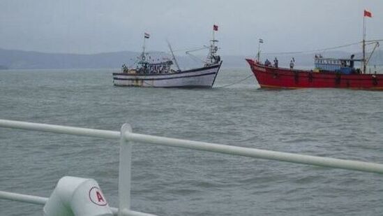 &nbsp;ಕಾರವಾರದಿಂದ ಹೊರಟ ಮೀನುಗಾರಿಕೆ ದೋಣಿಯು ಆಳ ಸಮುದ್ರದಲ್ಲಿ ಸಿಲುಕಿಕೊಂಡಿತ್ತು. ಕೋಸ್ಟ್‌ ಗಾರ್ಡ್ ಗೆ ಬಂದ ಕರೆ ಆಧರಿಸಿ ಸಿಬ್ಬಂದಿ ದೋಣಿ ಸಿಲುಕಿದ ಸ್ಥಳಕ್ಕೆ ತೆರಳಿದರು.