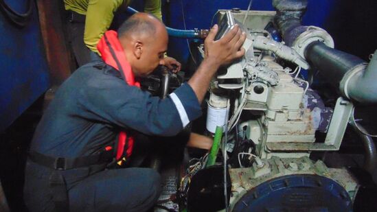 ಕೋಸ್ಟ್‌ ಗಾರ್ಡ್‌ ಸಿಬ್ಬಂದಿ ಮೀನುಗಾರ ದೋಣಿಯ ಪರಿಸ್ಥಿತಿಯನ್ನು ಅವಲೋಕಿಸಿದರು. ಕೆಟ್ಟಿದ್ದ ಎಂಜಿನ್‌ ಅನ್ನು ಸರಿಪಡಿಸಲು ಪ್ರಯತ್ನಿಸಿದರು. ಆದರೆ ಅದು ಸೀಜ್‌ ಆಗಿ ಹೋಗಿದ್ದರಿಂದ ದುರಸ್ತಿ ಕಷ್ಟ ಎನ್ನುವ ಸಂದೇಶ ರವಾನಿಸಲಾಯಿತು.