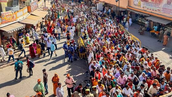 ಅಯೋಧ್ಯೆ ರಾಮಮಂದಿರ ಪ್ರವೇಶಕ್ಕೆ ಹನುಮಾನ್ ಗುಡಿಯಿಂದಲೇ ಸರದಿ ನಿಂತಿರುವ ರಾಮಭಕ್ತರು.&nbsp;