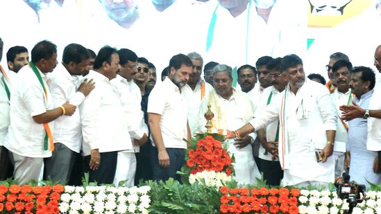 ಮಂಡ್ಯದಲ್ಲಿ ಬುಧವಾರ ನಡೆದ ಲೋಕಸಭೆ ಚುನಾವಣೆಯ ಪ್ರಚಾರ ಸಭೆಗೆ ರಾಹುಲ್‌ ಗಾಂಧಿ ಚಳನೆ ನೀಡಿದರು. ಸಿಎಂ ಸಿದ್ದರಾಮಯ್ಯ, ಕೆಪಿಸಿಸಿ ಅಧ್ಯಕ್ಷ ಡಿ.ಕೆ.ಶಿವಕುಮಾರ್‌, ಸಚಿವರಾದ ಚಲುವರಾಯಸ್ವಾಮಿ ಮತ್ತಿತರರು ಭಾಗಿಯಾದರು.