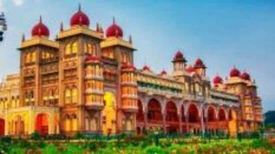 ಮೈಸೂರು ಅರಮನೆ.ಅಂಬಾ ವಿಲಾಸ ಅರಮನೆ ಎಂತಲೂ ಕರೆಯಲಾಗುತ್ತದೆ. ಹಳೆ ಅರಮನೆಗೆ ಬೆಂಕಿ ಬಿದ್ದ ನಂತರ ಇದನ್ನು ನಿರ್ಮಿಸಲಾಯಿತು. ಈಗ ಪ್ರಮುಖ ಪ್ರವಾಸಿ ತಾಣವಿದು.&nbsp;