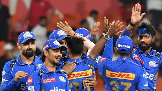ಈ ಪಟ್ಟಿಯಲ್ಲಿ ಮುಂಬೈ ಇಂಡಿಯನ್ಸ್ ಅಗ್ರಸ್ಥಾನದಲ್ಲಿದೆ. ಮುಂಬೈ ಇಂಡಿಯನ್ಸ್ ಪ್ರಸ್ತುತ ಬ್ರಾಂಡ್ ಮೌಲ್ಯ ಬರೋಬ್ಬರಿ 87 ಮಿಲಿಯನ್ ಡಾಲರ್. ಅಂದರೆ ಸುಮಾರು 725 ಕೋಟಿ ರೂಪಾಯಿ. ಅತಿ ಹೆಚ್ಚು ಬಾರಿ ಐಪಿಎಲ್ ಟ್ರೋಫಿ (5) ಗೆದ್ದಿರುವುದೇ ತಂಡದ ಯಶಸ್ಸಿಗೆ ಪ್ರಮುಖ ಕಾರಣ. ರೋಹಿತ್ ಶರ್ಮಾ ಮತ್ತು ಜಸ್ಪ್ರೀತ್ ಬುಮ್ರಾ ಅವರಂಥ ಸ್ಟಾರ್ ಆಟಗಾರರನ್ನು ತಂಡ ಹೊಂದಿದೆ.