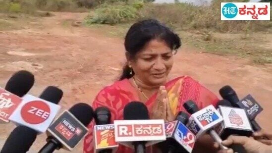 ನೇಹಾ ಹಿರೇಮಠ ಹತ್ಯೆ ಪ್ರಕರಣ ಆರೋಪಿ ಫಯಾಜ್ಗೆ ಶಿಕ್ಷೆಯಾಗಲಿ ಎಂದು ಅವರ ತಾಯಿ ಮುಮ್ತಾಜ್ ಜಕಾತಿ ಅವರು ಹೇಳಿದ್ದಾರೆ. ಅಲ್ಲದೆ, ನೇಹಾ ಮತ್ತು ಫಯಾಜ್ ತುಂಬಾ ಪ್ರೀತಿಸುತ್ತಿದ್ದರು ಎಂದಿದ್ದಾರೆ. ನೇಹಾ ಹಿರೇಮಠ ಹತ್ಯೆ ಪ್ರಕರಣ ಆರೋಪಿ ಫಯಾಜ್ಗೆ ಶಿಕ್ಷೆಯಾಗಲಿ ಎಂದು ಅವರ ತಾಯಿ ಮುಮ್ತಾಜ್ ಜಕಾತಿ ಅವರು ಹೇಳಿದ್ದಾರೆ. ಅಲ್ಲದೆ, ನೇಹಾ ಮತ್ತು ಫಯಾಜ್ ತುಂಬಾ ಪ್ರೀತಿಸುತ್ತಿದ್ದರು ಎಂದಿದ್ದಾರೆ.