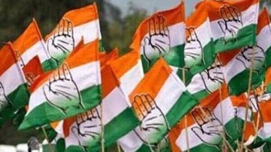ಕರ್ನಾಟಕ ಲೋಕಸಭಾ ಚುನಾವಣೆಯಲ್ಲಿ ಆಡಳಿತ ಪಕ್ಷ ಕಾಂಗ್ರೆಸ್ ಮತ್ತು ಬಿಜೆಪಿ-ಜೆಡಿಎಸ್ ಮೈತ್ರಿ ನಡುವೆ ಭಾರಿ ಪೈಪೋಟಿಗೆ ಕಾರಣವಾಗಿದೆ. ಪ್ರಧಾನಿ ಮೋದಿ ರಾಜ್ಯ ಸರ್ಕಾರದ ವಿರುದ್ಧ ವಾಗ್ದಾಳಿ ನಡೆಸಿ ಹೋಗಿದ್ದೇ ತಡ ಇತ್ತ ಕೈ ನಾಯಕರು ತೆರಿಗೆ ವಿಚಾರವನ್ನು ಇಟ್ಟುಕೊಂಡು ನಮೋ ಸರ್ಕಾರಕ್ಕೆ ತಿರುಗೇಟು ನೀಡುತ್ತಿದ್ದಾರೆ.