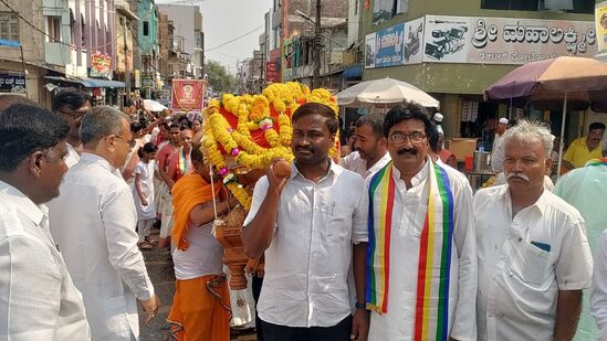 ಬೆಳಗಾವಿ ಜಿಲ್ಲೆಯ ಅಥಣಿ ನಗರದಲ್ಲಿ ಮಹಾವೀರ ಜಯಂತಿಯನ್ನು ಸಡಗರ, ಸಂಭ್ರಮದಿಂದ ಆಚರಿಸಿ ಮಹಾವೀರರ ಮೆರವಣಿಗೆ ಕೈಗೊಳ್ಳಲಾಯಿತು.