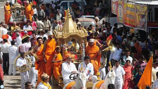 ಭಗವಾನ್‌ ಮಹಾವೀರರು ಜೈನ ಧರ್ಮದ ಐದು ಮುಖ್ಯ ತತ್ವಗಳಾದ ಅಹಿಂಸೆ, ಸತ್ಯ, ಕಳ್ಳತನ ಮಾಡದೇ ಇರುವುದು, ಬ್ರಹ್ಮಚರ್ಯ ಹಾಗೂ ಅಪರಿಗ್ರಹ (ಕೂಡಿಡಬಾರದು) ಇವುಗಳನ್ನು ಪ್ರತಿಪಾದಿಸಿದ್ದರು.&nbsp;