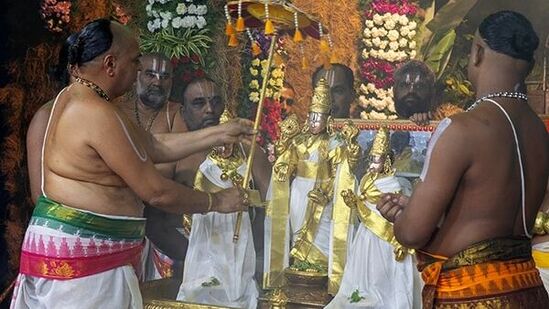 ವಸಂತೋತ್ಸವದ ಎರಡನೇ ದಿನವಾದ ಏಪ್ರಿಲ್ 22 ರಂದು (ಸೋಮವಾರ) ಬೆಳಗ್ಗೆ 8 ರಿಂದ 10 ರವರೆಗೆ ಶ್ರೀ ಭೂ ಸಮೇತ ಶ್ರೀ ಮಲಯಪ್ಪಸ್ವಾಮಿಯನ್ನು ಚಿನ್ನದ ರಥದ ಮೇಲೆ ತಿರುಮಲದ ಬೀದಿಗಳಲ್ಲಿ ಮೆರವಣಿಗೆ ಮಾಡಲಾಗುತ್ತದೆ.