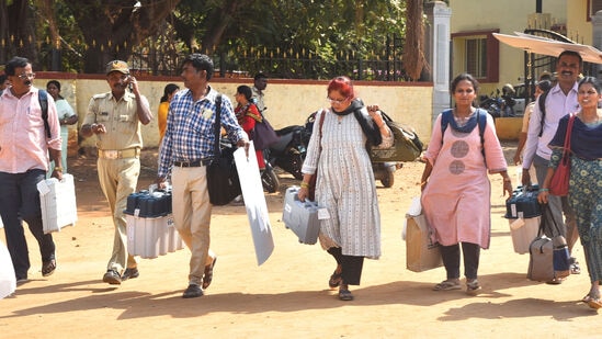 ಚುನಾವಣೆಗೆ ಅಣಿಯಾಗಿ ಹೊರಟ ತುಮಕೂರು ಸಿಬ್ಬಂದಿ.