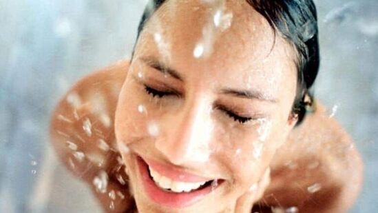 ಸ್ನಾನದ ಸಮಯದಲ್ಲಿ ದೇಹದ ಮೇಲೆ ಬಿಸಿ ನೀರು ಅಥವಾ ತಣ್ಣೀರು ಸುರಿದ ತಕ್ಷಣ ದೇಹದ ತಾಪಮಾನವು ಕಡಿಮೆಯಾಗುತ್ತದೆ ಎಂದು ವಿಜ್ಞಾನ ಹೇಳುತ್ತಾರೆ. ದೇಹದ ಆಂತರಿಕ ತಾಪಮಾನವೂ ಕಡಿಮೆಯಾಗುತ್ತದೆ. ಸ್ನಾನದ ಸಮಯದಲ್ಲಿ ದೇಹದ ಮೇಲೆ ಬಿಸಿ ನೀರು ಅಥವಾ ತಣ್ಣೀರು ಸುರಿದ ತಕ್ಷಣ ದೇಹದ ತಾಪಮಾನವು ಕಡಿಮೆಯಾಗುತ್ತದೆ ಎಂದು ವಿಜ್ಞಾನ ಹೇಳುತ್ತಾರೆ. ದೇಹದ ಆಂತರಿಕ ತಾಪಮಾನವೂ ಕಡಿಮೆಯಾಗುತ್ತದೆ. 