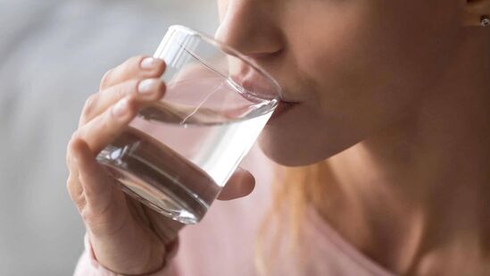 ಸ್ನಾನದ ನಂತರ ಸ್ವಲ್ಪ ಸಮಯ ಬಿಟ್ಟು ನೀರು ಕುಡಿಯುವುದರಿಂದ ಈ ಸಮಸ್ಯೆ ಉಂಟಾಗುವುದಿಲ್ಲ. ದೇಹದ ಬಿಸಿ ಸಮತೋಲನಕ್ಕೂ ತೊಂದರೆಯಾಗುವುದಿಲ್ಲ. ಸ್ನಾನದ ನಂತರ ಸ್ವಲ್ಪ ಸಮಯ ಬಿಟ್ಟು ನೀರು ಕುಡಿಯುವುದರಿಂದ ಈ ಸಮಸ್ಯೆ ಉಂಟಾಗುವುದಿಲ್ಲ. ದೇಹದ ಬಿಸಿ ಸಮತೋಲನಕ್ಕೂ ತೊಂದರೆಯಾಗುವುದಿಲ್ಲ.