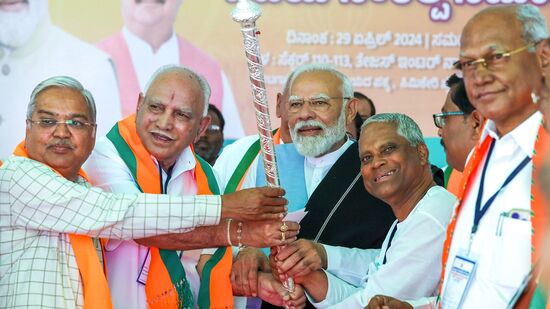 ಬಾಗಲಕೋಟೆಯಲ್ಲಿ ಹಮ್ಮಿಕೊಂಡಿದ್ದ ಲೋಕಸಭಾ ಚುನಾವಣಾ ಪ್ರಚಾರ ಸಮಾವೇಶದಲ್ಲಿ ಪ್ರಧಾನಿ ಮೋದಿ ಅವರಿಗೆ ಬೆಳ್ಳಿ ಗದೆಯನ್ನು ನೀಡಿ ಗೌರವಿಸಲಾಯಿತು. ಮಾಜಿ ಸಿಎಂ ಬಿಎಸ್ ಯಡಿಯೂರಪ್ಪ, ಬಾಗಲಕೋಟೆ ಬಿಜೆಪಿ ಅಭ್ಯರ್ಥಿ ಪಿಸಿ ಗದ್ದಿಗೌಡರ್, ಚಿತ್ರದುರ್ಗ ಬಿಜೆಪಿ ಅಭ್ಯರ್ಥಿ ಗೋವಿಂದ ಕಾರಜೋಳ ಅವರು ಉಪಸ್ಥಿತರಿದ್ದರು.