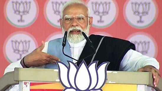 ಬಾಲಕಿಯ ಪ್ರದರ್ಶಿಸಿದ ಭಾವಚಿತ್ರವನ್ನು ಗಮನಿಸಿದ ಪ್ರಧಾನಿ ಮೋದಿ ಭಾಷಣದ ನಡುವೆಯೇ ಇದು ನನಗೆ ನೀಡುವುತ್ತಿರುವುದೇ ಎಂಬಂತೆ ಸನ್ನೆ ಮಾಡಿ ಅಂಗರಕ್ಷಕರ ಮೂಲಕ ಫೋಟೊವನ್ನು ತರಿಸಿಕೊಂಡರು.