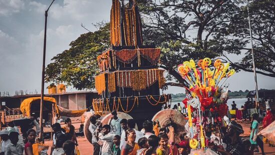 ರಥೋತ್ಸವಕ್ಕೆ ಬಂದ ಹಲವಾರು ಭಕ್ತರು ಕೂಡಲಸಂಗಮದಲ್ಲಿ ಮಕ್ಕಳಿಗಾಗಿ ಆಟಿಕೆಗಳನ್ನು ಖರೀದಿಸಿ ಖುಷಿಯಾದರು.