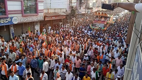 ಹಾವೇರಿ ಜಿಲ್ಲೆ ರಾಣೆಬೆನ್ನೂರಿನಲ್ಲಿ ಕೇಂದ್ರ ಸಚಿವ ಅಮಿತ್‌ ಶಾ ಅವರು ನಡೆಸಿದ ರೋಡ್‌ ಶೋನಲ್ಲಿ ಕಂಡು ಬಂದ ದೃಶ್ಯ.