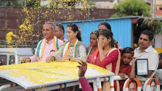 ಚಿಕ್ಕೋಡಿ ಲೋಕಸಭಾ ಕ್ಷೇತ್ರದ ಹುಕ್ಕೇರಿ ಮತ ಕ್ಷೇತ್ರದಲ್ಲಿ ಕಾಂಗ್ರೆಸ್‌ ಅಭ್ಯರ್ಥಿ ಪ್ರಿಯಾಂಕ ಜಾರಕಿಹೊಳಿ ರೋಡ್‌ ಶೋ ನಡೆಸಿ ಮತ ಯಾಚಿಸಿದರು.