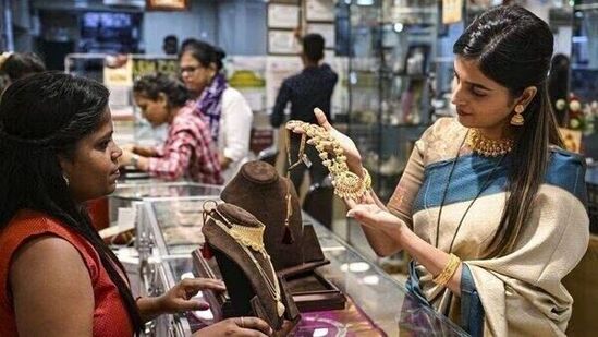 ಮೇ 3 ರಂದು ಚಿನ್ನದ ದರ ಏರಿಕೆ, ಬೆಳ್ಳಿ ದರ ಇಳಿಕೆ ಮೇ 3 ರಂದು ಚಿನ್ನದ ದರ ಏರಿಕೆ, ಬೆಳ್ಳಿ ದರ ಇಳಿಕೆ