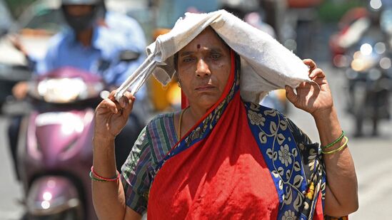 ಬೆಂಗಳೂರಿನಲ್ಲಿ ರಾತ್ರಿಯ ತಾಪಮಾನ ಏಪ್ರಿಲ್ ತಿಂಗಳಲ್ಲಿ 25 ಡಿಗ್ರಿ ಸೆಲ್ಸಿಯಸ್‌ಗೆ ಏರಿಕೆಯಾಗಿದೆ ಎಂದು ಹವಾಮಾನ ಇಲಾಖೆ ಮಾಹಿತಿ ನೀಡಿದೆ. ಬಿಸಿಗೆ ಜನ ಹೈರಾಣವಾಗಿದ್ದಾರೆ.