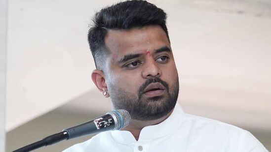 ಪ್ರಜ್ವಲ್ ರೇವಣ್ಣ ಬಂಧನಕ್ಕೆ ಲುಕ್ ಔಟ್ ನೊಟೀಸ್ ಜಾರಿಯಾಗಿದೆ. ಪ್ರಜ್ವಲ್ ರೇವಣ್ಣ ಬಂಧನಕ್ಕೆ ಲುಕ್ ಔಟ್ ನೊಟೀಸ್ ಜಾರಿಯಾಗಿದೆ.