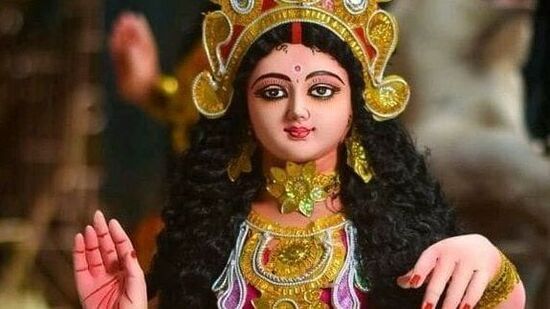 ಧರ್ಮಗ್ರಂಥಗಳಲ್ಲಿ ಲಕ್ಷ್ಮೀದೇವಿಯನ್ನು ಸಂಪತ್ತಿನ ಅಧಿದೇವತೆ ಎಂದು ಕರೆಯಲಾಗುತ್ತದೆ. ತಾಯಿಯ ಅನುಗ್ರಹದಿಂದಾಗಿ ಮನೆ ಹಾಗೂ ಜಗತ್ತಿನಲ್ಲಿ ಸಂತೋಷದ ಜೊತೆಗೆ ಸಮೃದ್ಧಿಯೂ ನೆಲೆಸುತ್ತದೆ. ಆದರೆ ಲಕ್ಷ್ಮೀದೇವಿ ಮುನಿಸಿಕೊಂಡಾಗ, ಪ್ರಗತಿ ಮತ್ತು ಆರ್ಥಿಕ ಬಿಕ್ಕಟ್ಟು ಎದುರಾಗುತ್ತವೆ.