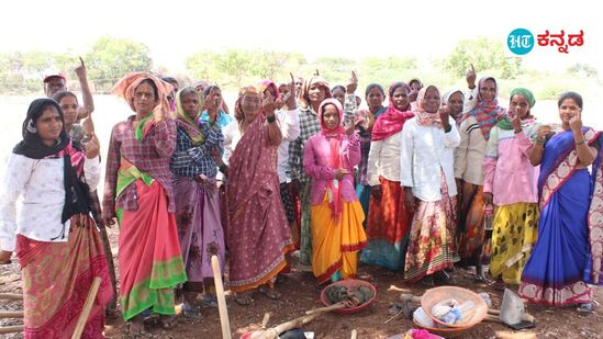 ನರೇಗಾ ಕಾರ್ಮಿಕರು ಉತ್ಸಾಹದಿಂದ ಮತದಾನದ ಕರ್ತವ್ಯ ನಿಭಾಯಿಸಿ ನಂತರ ತಮ್ಮ ಎಂದಿನ ಕಾಯಕ ಮುಂದುವರೆಸುವ ಮೂಲಕ ಮಾದರಿಯಾದರು. ನಿಡಗುಂದಿ ತಾಲೂಕಿನ ಹೆಬ್ಬಾಳ, ಯಲಗೂರ, ಬೀರಲದಿನ್ನಿಮ, ಬಳಬಟ್ಟಿ ಮೊದಲಾದ ಗ್ರಾಮಗಳಲ್ಲಿ ನೊಂದಾಯಿತ ನರೇಗಾ ಕಾರ್ಮಿಕರು ಬೆಳಿಗ್ಗೆಯೇ ಮತದಾನ ಕೇಂದ್ರಕ್ಕೆ ತೆರಳಿ ಸಂಭ್ರಮದಿಂದ ಮತಚಲಾಯಿಸಿದರು. ನಂತರ ಎಂದಿನಂತೆ ತಮ್ಮ ಕರ್ತವ್ಯಕ್ಕೆ ಸ್ವಯಂಪ್ರೇರಿತವಾಗಿ ಕೆಲಸಕ್ಕೆ ಹಾಜರಾಗಿ ಗಮನ ಸೆಳೆದಿದ್ದು ವಿಶೇಷವಾಗಿತ್ತು.