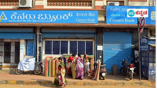 ಮುಂಬಯಿ ಷೇರುಪೇಟೆಯಲ್ಲಿ ನಿನ್ನೆ (ಮೇ 15) 119 ರೂಪಾಯಿ ತನಕ ಹೋಗಿದ್ದ ಕೆನರಾ ಬ್ಯಾಂಕ್ ಷೇರು ದರ (Canara Bank Share Price) ಇಂದು (ಮೇ 16) ಶೇಕಡ 4.41 ಇಳಿಕೆಯಾಗಿ 113.75 ರೂಪಾಯಿ ಆಗಿದೆ. &nbsp;ನಿನ್ನೆ (ಮೇ 15) &nbsp;ಷೇರುಪೇಟೆ ವಹಿವಾಟು ಶುರುವಾದಾಗ ಕೆನರಾ ಬ್ಯಾಂಕ್ ಷೇರು ದರ 115.8 ರೂಪಾಯಿಯಲ್ಲಿ ವಹಿವಾಟು ಶುರುಮಾಡಿತ್ತು. ಇಂಟ್ರಾ ಡೇ ವಹಿವಾಟಿನಲ್ಲಿ 119.60 ರೂಪಾಯಿ ಗರಿಷ್ಠ ಮಟ್ಟ ಮತ್ತು 115.8 ರೂಪಾಯಿ ಕನಿಷ್ಠ ಮಟ್ಟದಲ್ಲಿ ವಹಿವಾಟು ನಡೆಸಿ ಗಮನಸೆಳೆದಿತ್ತು.&nbsp;