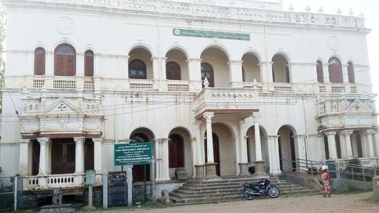 ಯಳಂದೂರಿನ ಮ್ಯೂಸಿಯಂ ಅನ್ನು ಪುನಶ್ಚೇತನಗೊಳಿಸಲಾಗುತ್ತಿದೆ. ಯಳಂದೂರಿನ ಮ್ಯೂಸಿಯಂ ಅನ್ನು ಪುನಶ್ಚೇತನಗೊಳಿಸಲಾಗುತ್ತಿದೆ.