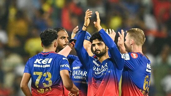 ಸದ್ಯ ಅಂಕಪಟ್ಟಿಯಲ್ಲಿ ಆರ್ಸಿಬಿಯು ನಾಲ್ಕನೇ ಸ್ಥಾನದಲ್ಲಿದೆ. ಎಲಿಮನೇಟರ್ ಪಂದ್ಯದಲ್ಲಿ ಅಂಕಪಟ್ಟಿಯ ಮೂರನೇ ಸ್ಥಾನಿಯನ್ನು ಆರ್ಸಿಬಿ ಎದುರಿಸಲಿದೆ. ರಾಜಸ್ಥಾನ್ ರಾಯಲ್ಸ್ ಅಥವಾ ಸನ್ರೈಸರ್ಸ್ ಹೈದರಾಬಾದ್ ತಂಡಗಳು ಆರ್ಸಿಬಿಗೆ ಎದುರಾಳಿಯಾಗಿ ಸಿಗಲಿದೆ. ಸದ್ಯ ಅಂಕಪಟ್ಟಿಯಲ್ಲಿ ಆರ್ಸಿಬಿಯು ನಾಲ್ಕನೇ ಸ್ಥಾನದಲ್ಲಿದೆ. ಎಲಿಮನೇಟರ್ ಪಂದ್ಯದಲ್ಲಿ ಅಂಕಪಟ್ಟಿಯ ಮೂರನೇ ಸ್ಥಾನಿಯನ್ನು ಆರ್ಸಿಬಿ ಎದುರಿಸಲಿದೆ. ರಾಜಸ್ಥಾನ್ ರಾಯಲ್ಸ್ ಅಥವಾ ಸನ್ರೈಸರ್ಸ್ ಹೈದರಾಬಾದ್ ತಂಡಗಳು ಆರ್ಸಿಬಿಗೆ ಎದುರಾಳಿಯಾಗಿ ಸಿಗಲಿದೆ.