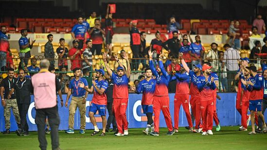 ಎಲಿಮನೇಟರ್ ಪಂದ್ಯದಲ್ಲಿ ಆರ್ಸಿಬಿ ಗೆದ್ದರೆ, ಮೇ 24ರಂದು ನಡೆಯುವ ಎರಡನೇ ಕ್ವಾಲಿಫೈಯರ್ಗೆ ಪ್ರವೇಶಿಸುತ್ತದೆ. ಅಲ್ಲಿಯೂ ಗೆದ್ದರೆ ಮಾತ್ರ ಫೈನಲ್ಗೆ ಲಗ್ಗೆ ಇಡಲಿದೆ. ಮೇ 26ರ ಭಾನುವಾರ ಚೆಪಾಕ್ ಮೈದಾನದಲ್ಲಿ ಫೈನಲ್ ಪಂದ್ಯ ನಡೆಯಲಿದೆ. ಎಲಿಮನೇಟರ್ ಪಂದ್ಯದಲ್ಲಿ ಆರ್ಸಿಬಿ ಗೆದ್ದರೆ, ಮೇ 24ರಂದು ನಡೆಯುವ ಎರಡನೇ ಕ್ವಾಲಿಫೈಯರ್ಗೆ ಪ್ರವೇಶಿಸುತ್ತದೆ. ಅಲ್ಲಿಯೂ ಗೆದ್ದರೆ ಮಾತ್ರ ಫೈನಲ್ಗೆ ಲಗ್ಗೆ ಇಡಲಿದೆ. ಮೇ 26ರ ಭಾನುವಾರ ಚೆಪಾಕ್ ಮೈದಾನದಲ್ಲಿ ಫೈನಲ್ ಪಂದ್ಯ ನಡೆಯಲಿದೆ. 