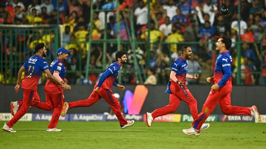 ಶನಿವಾರ ಪಂದ್ಯದಲ್ಲಿ ಸಿಎಸ್ಕೆ ವಿರುದ್ಧ ಗೆದ್ದ ಆರ್ಸಿಬಿ ನಾಲ್ಕನೇ ತಂಡವಾಗಿ ಪ್ಲೇಆಫ್ ಪ್ರವೇಶಿಸಿತು ಪಂದ್ಯದಲ್ಲಿ ಮೊದಲು ಬ್ಯಾಟಿಂಗ್ ನಡೆಸಿದ ಆರ್ಸಿಬಿ 20 ಓವರ್ಗಳಲ್ಲಿ 5 ವಿಕೆಟ್ ನಷ್ಟಕ್ಕೆ 218 ರನ್ ಗಳಿಸಿತು. ಗೆಲುವಿಗೆ 219 ರನ್ಗಳ ಗುರಿ ಬೆನ್ನಟ್ಟಿದ ಸಿಎಸ್ಕೆ 20 ಓವರ್ಗಳಲ್ಲಿ 7 ವಿಕೆಟ್ ಕಳೆದುಕೊಂಡು 191 ರನ್ ಮಾತ್ರವೇ ಗಳಿಸಿತು. ಇದರೊಂದಿಗೆ ಆರ್ಸಿಬಿ 27 ರನ್ಗಳಿಂದ ಗೆದ್ದಿತು. ಶನಿವಾರ ಪಂದ್ಯದಲ್ಲಿ ಸಿಎಸ್ಕೆ ವಿರುದ್ಧ ಗೆದ್ದ ಆರ್ಸಿಬಿ ನಾಲ್ಕನೇ ತಂಡವಾಗಿ ಪ್ಲೇಆಫ್ ಪ್ರವೇಶಿಸಿತು ಪಂದ್ಯದಲ್ಲಿ ಮೊದಲು ಬ್ಯಾಟಿಂಗ್ ನಡೆಸಿದ ಆರ್ಸಿಬಿ 20 ಓವರ್ಗಳಲ್ಲಿ 5 ವಿಕೆಟ್ ನಷ್ಟಕ್ಕೆ 218 ರನ್ ಗಳಿಸಿತು. ಗೆಲುವಿಗೆ 219 ರನ್ಗಳ ಗುರಿ ಬೆನ್ನಟ್ಟಿದ ಸಿಎಸ್ಕೆ 20 ಓವರ್ಗಳಲ್ಲಿ 7 ವಿಕೆಟ್ ಕಳೆದುಕೊಂಡು 191 ರನ್ ಮಾತ್ರವೇ ಗಳಿಸಿತು. ಇದರೊಂದಿಗೆ ಆರ್ಸಿಬಿ 27 ರನ್ಗಳಿಂದ ಗೆದ್ದಿತು.