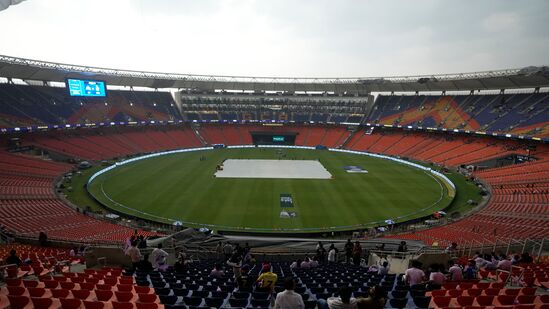 ಕ್ವಾಲಿಫೈಯರ್ 1 ಮತ್ತು ಎಲಿಮನೇಟರ್ ಪಂದ್ಯಗಳು ಅಹಮದಾಬಾದ್ನ ನರೇಂದ್ರ ಮೋದಿ ಕ್ರೀಡಾಂಗಣದಲ್ಲಿ ನಡೆದರೆ, ಕ್ವಾಲಿಫೈಯರ್ 2 ಹಾಗೂ ಫೈನಲ್ ಪಂದ್ಯ ಚೆನ್ನೈನ ಎಂಎ ಚಿದಂಬರಂ ಕ್ರೀಡಾಂಗಣದಲ್ಲಿ ನಡೆಯಲಿದೆ. ಕ್ವಾಲಿಫೈಯರ್ 1 ಮತ್ತು ಎಲಿಮನೇಟರ್ ಪಂದ್ಯಗಳು ಅಹಮದಾಬಾದ್ನ ನರೇಂದ್ರ ಮೋದಿ ಕ್ರೀಡಾಂಗಣದಲ್ಲಿ ನಡೆದರೆ, ಕ್ವಾಲಿಫೈಯರ್ 2 ಹಾಗೂ ಫೈನಲ್ ಪಂದ್ಯ ಚೆನ್ನೈನ ಎಂಎ ಚಿದಂಬರಂ ಕ್ರೀಡಾಂಗಣದಲ್ಲಿ ನಡೆಯಲಿದೆ.