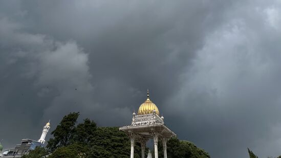 ಮೈಸೂರಿನ ಚಾಮರಾಜೇಂದ್ರ ವೃತ್ತದ ಸುತ್ತ ಕಪ್ಪು ಮೋಡಗಳು ಸಂಗ್ರಹಗೊಂಡಿದ್ದವು. ಈ ಭಾಗದಲ್ಲೂ ಉತ್ತಮವಾದ ಮಳೆ ಸುರಿಯುತ್ತೇ ಇತ್ತು