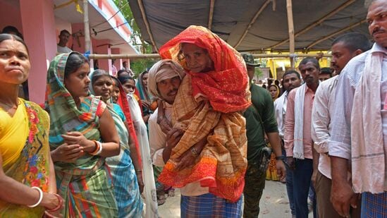 ಹಾಜಿಪುರದಲ್ಲಿ ಐದನೇ ಹಂತದ ಮತದಾನದ ಸಂದರ್ಭದಲ್ಲಿ ವ್ಯಕ್ತಿಯೊಬ್ಬರು ವೃದ್ಧ ಮತದಾರನನ್ನು ಮತಗಟ್ಟೆಯಲ್ಲಿ ಮತ ಚಲಾಯಿಸಲು ಕರೆದುಕೊಂಡುಬಂದ ಕ್ಷಣ..&nbsp;