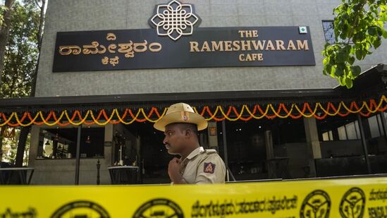ರಾಮೇಶ್ವರಂ ಕೆಫೆ ಬಾಂಬ್ ಸ್ಫೋಟ ಪ್ರಕರಣದಲ್ಲಿ ಬೆಂಗಳೂರು ಮೂಲದ ಇಬ್ಬರು ವೈದ್ಯರನ್ನು ಕೊಯಮತ್ತೂರಿನಲ್ಲಿ ಎನ್ಐಎ ಅಧಿಕಾರಿಗಳು ವಶಕ್ಕೆ ಪಡೆದಿದ್ದಾರೆ. ರಾಮೇಶ್ವರಂ ಕೆಫೆ ಬಾಂಬ್ ಸ್ಫೋಟ ಪ್ರಕರಣದಲ್ಲಿ ಬೆಂಗಳೂರು ಮೂಲದ ಇಬ್ಬರು ವೈದ್ಯರನ್ನು ಕೊಯಮತ್ತೂರಿನಲ್ಲಿ ಎನ್ಐಎ ಅಧಿಕಾರಿಗಳು ವಶಕ್ಕೆ ಪಡೆದಿದ್ದಾರೆ.