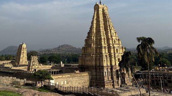 ಹಂಪಿಯ ಪ್ರಧಾನ ದೇಗುಲ ವಿರೂಪಾಕ್ಷೇಶ್ವರನ ಅಕ್ಕಪಕ್ಕದ ಗುಡ್ಡದ ಸಾಲುಗಳಲ್ಲೂ ನಿಧಾನವಾಗಿ ಹಸಿರು ಮರಳಿ ಬೇಸಿಗೆ ಮುಗಿಯುವುದನ್ನು ಹೇಳುತ್ತಿದೆ.&nbsp;