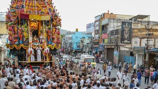 ಇಂದು ಬೆಳಗ್ಗೆ 10.30 ರಿಂದ ಮಧ್ಯಾಹ್ನ 12.00 ರವರೆಗೆ ಶ್ರೀದೇವಿ ಭೂದೇವಿಯ ಶ್ರೀ ಗೋವಿಂದರಾಜ ಸ್ವಾಮಿ ಮತ್ತು ನಮ್ಮಾಳ್ವಾರ ಉತ್ಸವಕ್ಕೆ ಸ್ನಪನ ತಿರುಮಂಜನ ಕಾರ್ಯಕ್ರಮ ನಡೆಯಿತು. ಹಾಲು, ಮೊಸರು, ಜೇನುತುಪ್ಪ, ಶ್ರೀಗಂಧ ಮತ್ತು ವಿವಿಧ ಹಣ್ಣಿನ ರಸಗಳಿಂದ ಅಭಿಷೇಕ ಮಾಡಲಾಯಿತು. ಸಂಜೆ 5.30 ರಿಂದ 6ರವರೆಗೆ ಸ್ವಾಮಿಗೆ ಊಂಜಾಲಸೇವೆ ನಡೆಯಲಿದೆ. ರಾತ್ರಿ 7ರಿಂದ 9ರವರೆಗೆ ಸ್ವಾಮ್ ಅಶ್ವಾ ವಾಹನದ ಮೇಲೆ ಸ್ವಾಮಿಯು ಭಕ್ತರಿಗೆ ದರ್ಶನ ನೀಡಲಿದ್ದಾನೆ. &nbsp;