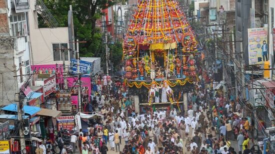 ಶುಕ್ರವಾರ ಕೂಡಾ ಭಕ್ತರು ಇನ್ನೂ ಹೆಚ್ಚಿನ ಸಂಖ್ಯೆಯಲ್ಲಿ ತಿರುಪತಿಯನ್ನು ನಡೆಯಲಿರುವ ಕಾರ್ಯಕ್ರಮಕ್ಕೆ ಭಾಗಿಯಾಗಲು ಎದುರು ನೋಡುತ್ತಿದ್ದಾರೆ.