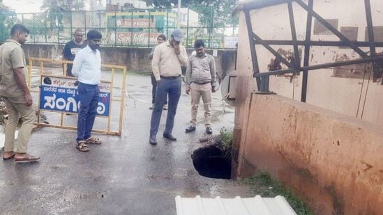 ತುಮಕೂರಿನಲ್ಲಿ ಅಂಡರ್‌ಪಾಸ್‌ ರಸ್ತೆ ಕುಸಿದು ಹೋಗಿದೆ.