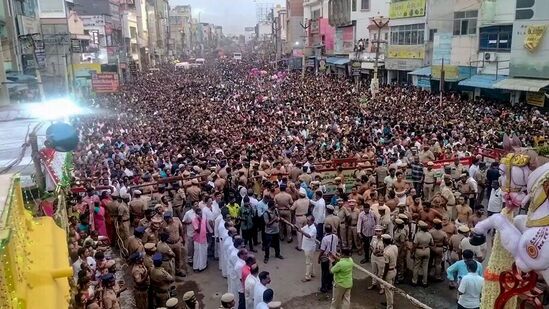 ಕಾಂಚೀಪುರಂ ವರದರಾಜ ಪೆರುಮಾಳ್ ದೇವಸ್ಥಾನದಲ್ಲಿ ಭಾನುವಾರ ವೈಕಾಸಿ ಬ್ರಹ್ಮೋತ್ಸವ ನಡೆಯಿತು. ಈ ಸಂದರ್ಭದಲ್ಲಿ ದೇವಸ್ಥಾನದ ರಥಬೀದಿಯಲ್ಲಿ ಭಕ್ತರು ಬ್ರಹ್ಮರಥ ಎಳೆದು ಭಕ್ತಿಭಾವ ಪ್ರದರ್ಶಿಸಿದರು.