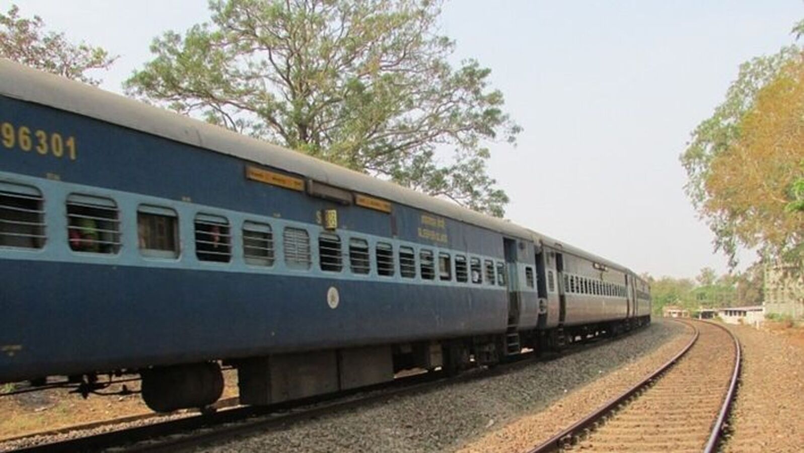 Indian Railways: ಹುಬ್ಬಳ್ಳಿ-ವಿಜಯವಾಡ ಡೈಲಿ ಎಕ್ಸ್‌ಪ್ರೆಸ್ ಜೂನ್‌ವರೆಗೂ ರದ್ದು, ಡೋರನಹಳ್ಳಿಯಲ್ಲಿ ತಾಳಗುಪ್ಪ ರೈಲು ನಿಲುಗಡೆ