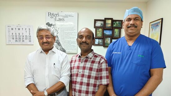ರೋಗಿಯೊಂದಿಗೆ ವೈದ್ಯರಾದ ವಿವೇಕ್ ಜವಳಿ ಹಾಗೂ ಗಣೇಶ್ ಶೆಣೈ ರೋಗಿಯೊಂದಿಗೆ ವೈದ್ಯರಾದ ವಿವೇಕ್ ಜವಳಿ ಹಾಗೂ ಗಣೇಶ್ ಶೆಣೈ