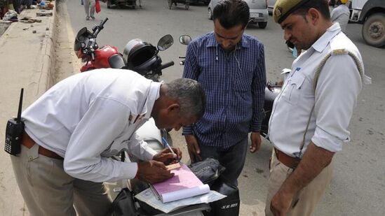ಬೆಂಗಳೂರಿನ ಸದಾಶಿವನಗರ ಪೊಲೀಸ್ ಠಾಣಾ ವ್ಯಾಪ್ತಿಯಲ್ಲಿ 5 ತಿಂಗಳಲ್ಲಿ 1 ಲಕ್ಷ ಸಂಚಾರ ನಿಯಮ ಉಲ್ಲಂಘನೆ ಕೇಸ್ ಬೆಂಗಳೂರಿನ ಸದಾಶಿವನಗರ ಪೊಲೀಸ್ ಠಾಣಾ ವ್ಯಾಪ್ತಿಯಲ್ಲಿ 5 ತಿಂಗಳಲ್ಲಿ 1 ಲಕ್ಷ ಸಂಚಾರ ನಿಯಮ ಉಲ್ಲಂಘನೆ ಕೇಸ್